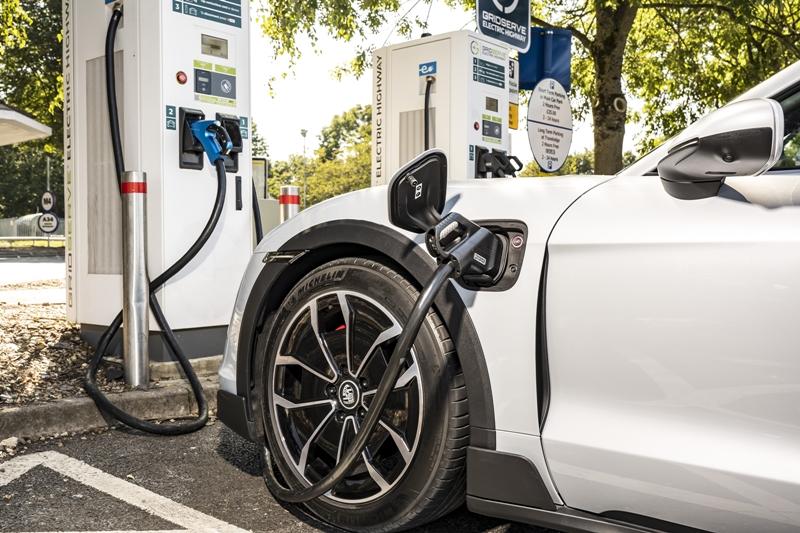 電動車在晶片荒、原物料上漲的基礎上，還面臨缺電池情況，漲價成為必然。圖為Porsche Taycan。