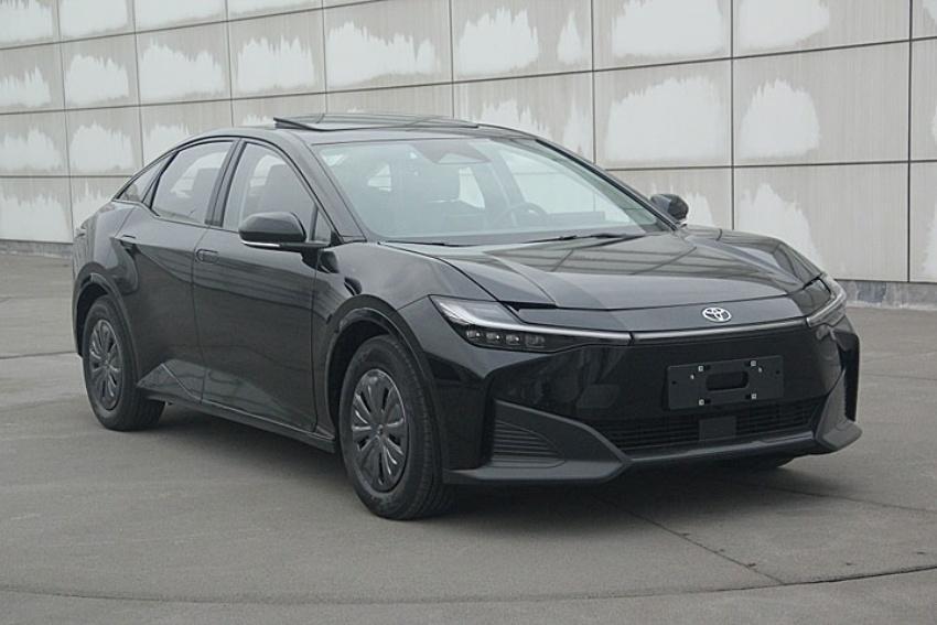 Toyota 全新電動轎車 bZ3 身形介於 Corolla Altis 與 Camry 之間。（圖片來源：翻攝自汽車之家）