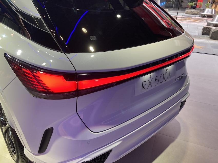 車尾則採貫穿式 LED 尾燈。