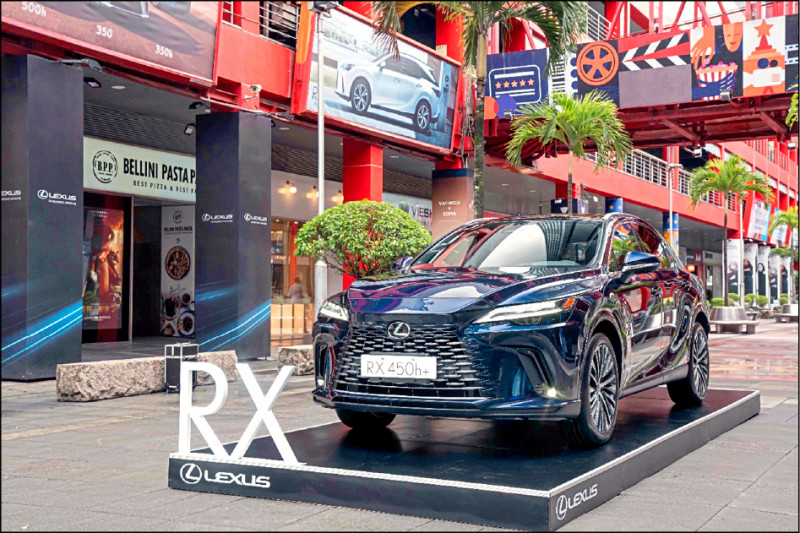 台北信義威秀中庭同步展出RX 450h+插電式油電複合動力車型。
