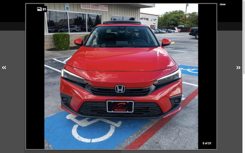 這輛車為紅車色，外觀看起來相當完整。