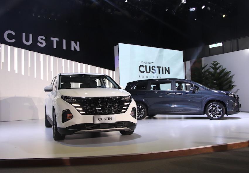 Hyundai Custin 以雙車型販售。