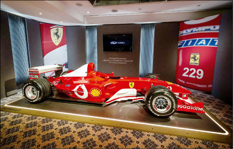 車神舒馬克曾駕駛的Ferrari F2003 GA賽車，創下F1賽車拍賣最高價紀錄。（圖／法新社）