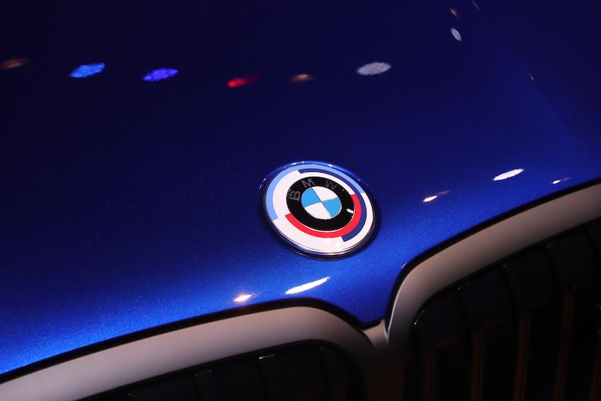 M60i xDrive 則有復古廠徽 Logo。