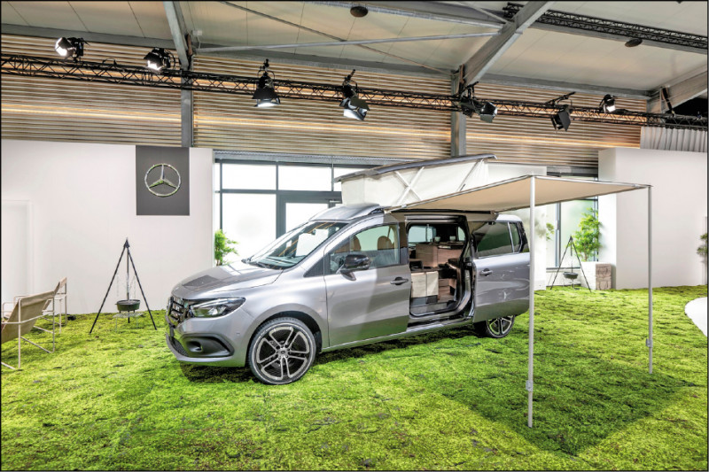 賓士Concept EQT Marco Polo1是一款純電露營車，可掀式車頂讓上方可再擺放一張床墊。