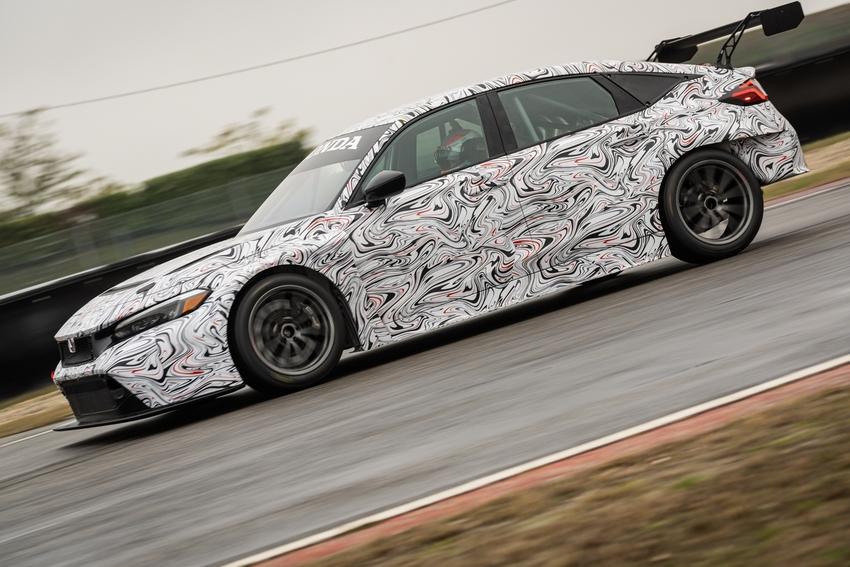 本田全新 Civic Type R TCR 賽車披著偽裝首次現身。