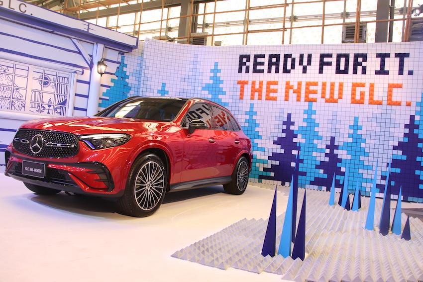 GLC 300 4Matic 提供 258hp+23hp 最大馬力，400Nm 最大扭力，此為風信子紅車色。