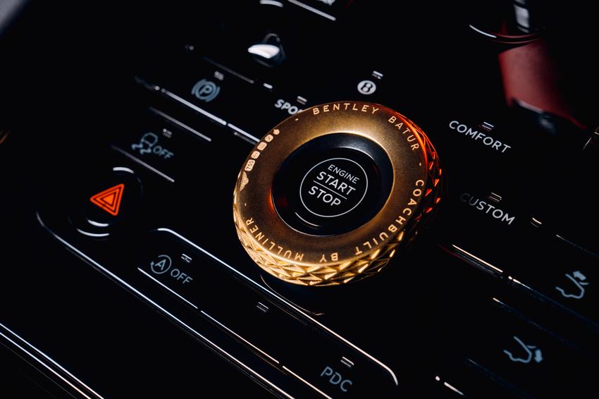 Bentley 又有驚人之舉！與 Cooksongold 合作，以 3D 列印技術打造 18K 金內裝飾件。