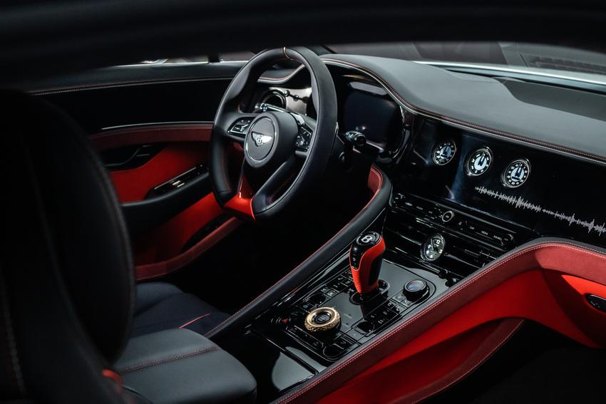 18K 金旋鈕強化了 Mulliner Batur 內裝的豪奢質感。