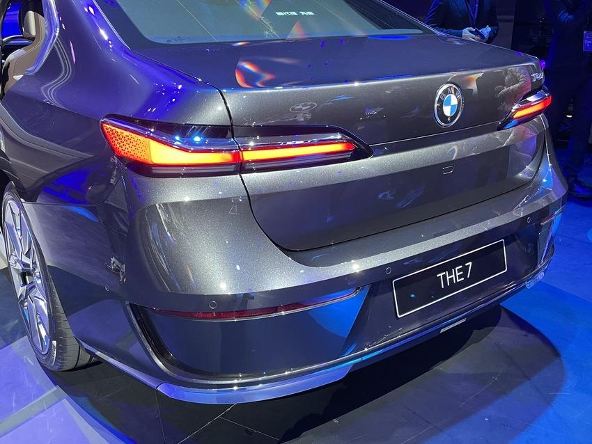 飽滿的車尾造型極具氣勢，全新 LED 尾燈則以緊緻造型呈現。