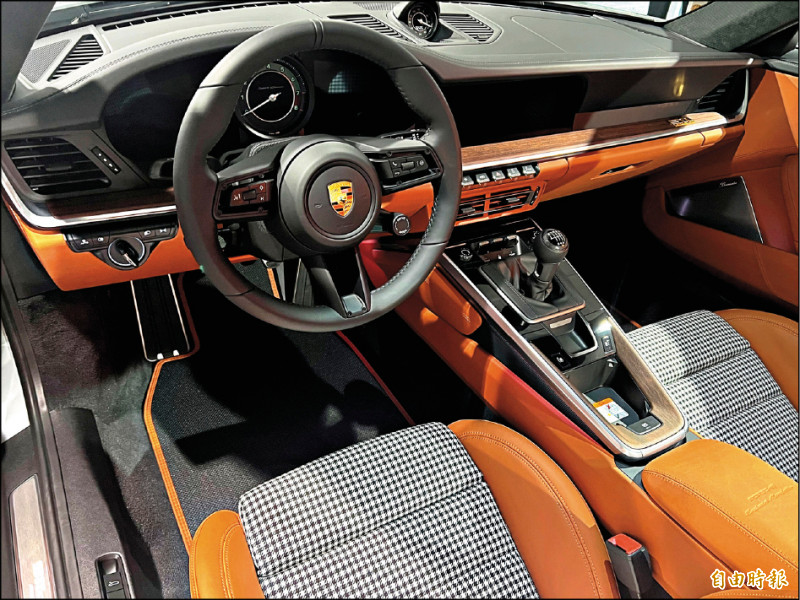 車內採黑色與經典干邑棕色的雙色頂級皮革鋪陳，呈現復古質感。（記者蘇銘翰攝）