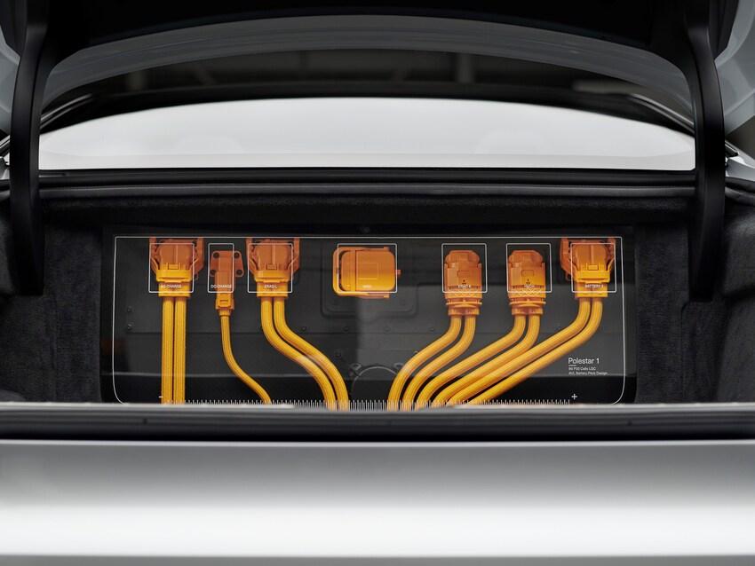 Polestar 1 搭載2.0升四缸渦輪引擎搭配三馬達與鋰電池組，可輸出 600 最大馬力及 124 公里 WLTP 續航里程。