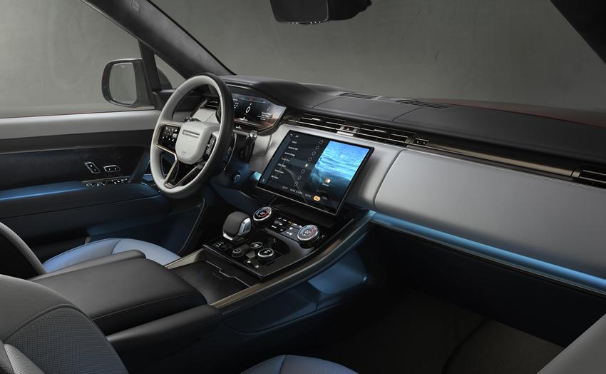 車內以 13.7 吋全數位儀表與 13.1 吋中央曲面顯示螢幕作為科技亮點。