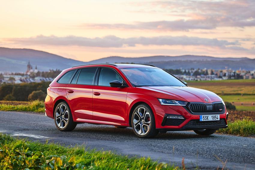 Octavia RS 透過專屬的運動化前後保桿、黑色外觀套件及 19 吋多輻式鋁圈來強化動感氣息。