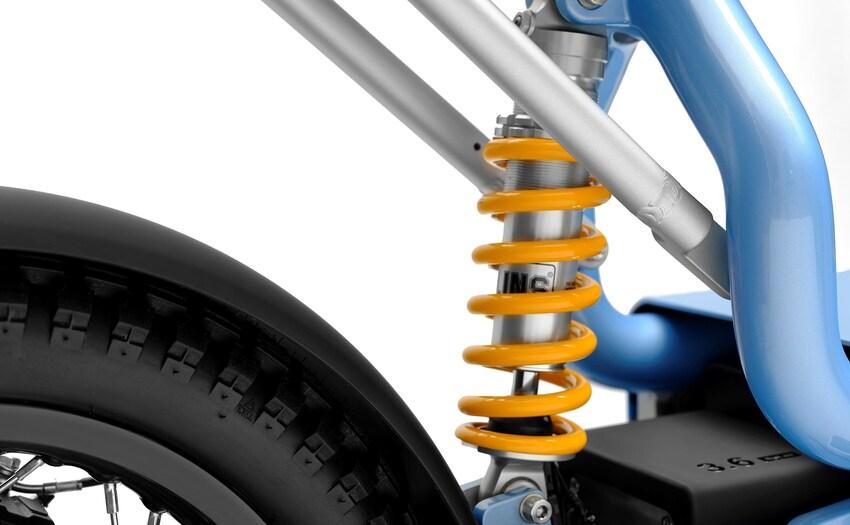 最大特色在於搭載同樣來自瑞典的 Öhlins 避震器。