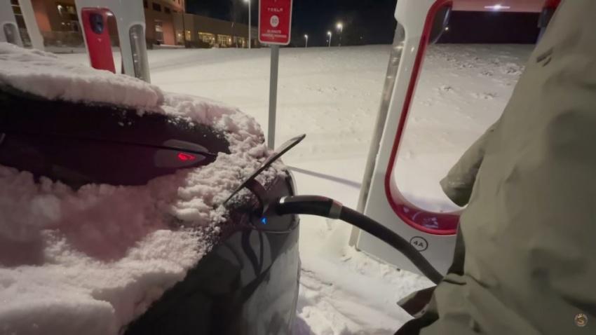 YouTuber 駕駛自己的 Model 3 在零下 26 度氣溫前往超級充電站，測試冰天雪地下的充電難易度。