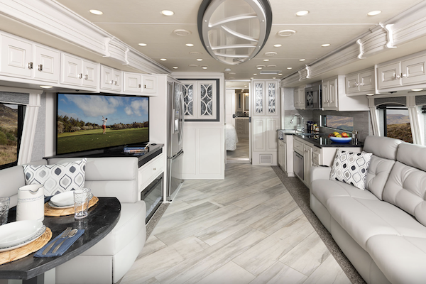 極氣派超寬敞露營車亮相！外媒大讚：適合長期定居