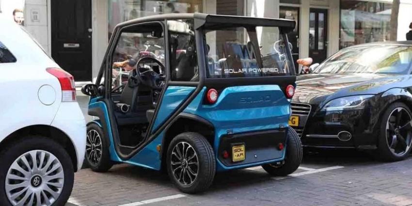 這款名為 Solar City Car 的微型太陽能電動車，停車時僅需小小空間即可。