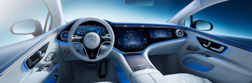 如今車載娛樂系統已經全面數位化，甚至各種大螢幕都有。圖為 Mercedes-Benz EQS。