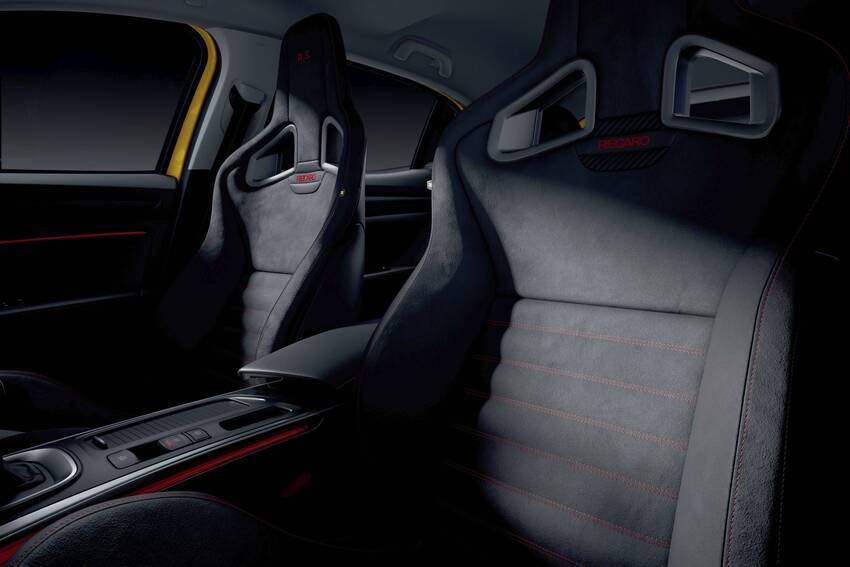 採用麂皮包覆的 Recaro 賽車座椅為座艙的一大亮點。