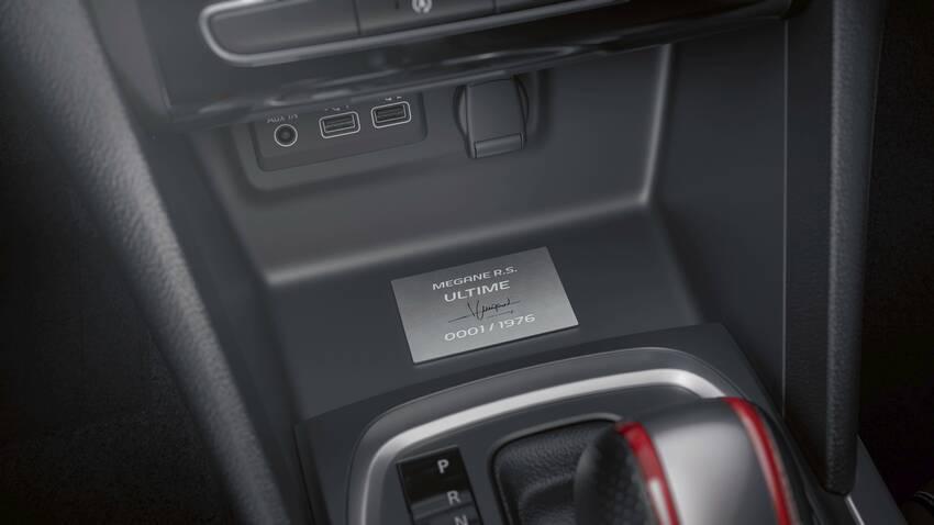 Megane RS Ultime 專屬銘牌上方有限量編號及當家車手 Laurent Hurgon 的簽名。