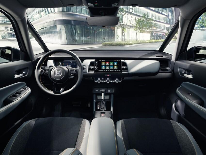 設有換檔撥片的三幅式方向盤是 Advance Sport 車型的專屬配備。
