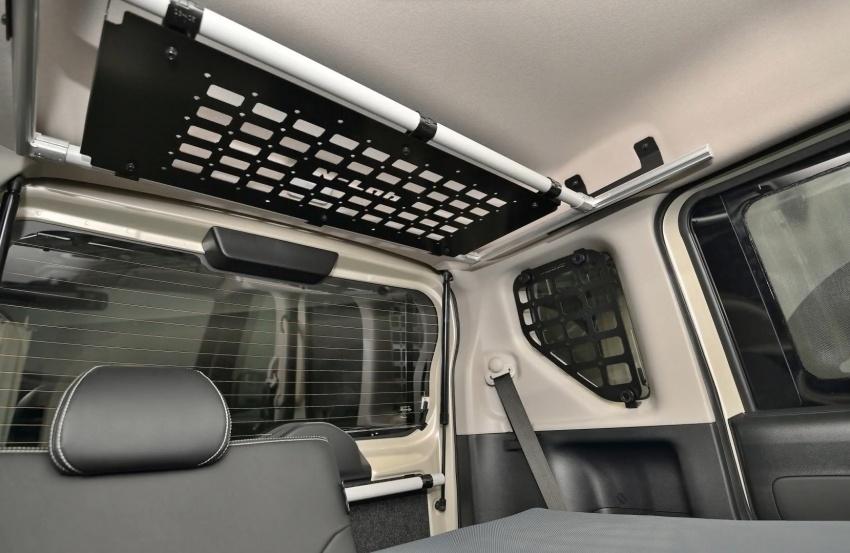 與 Coleman 合作的特製車款，車內附有床墊與置物架。