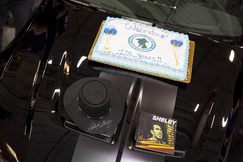 以 Carroll Shelby 招牌的牛仔帽及百週年精裝紀念冊作為交車禮，別具紀念意義。