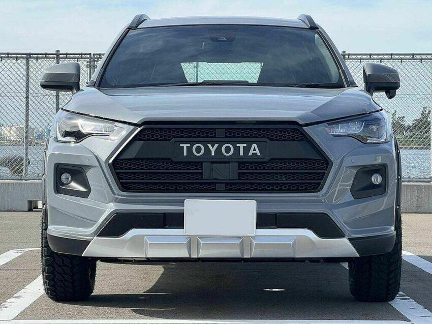 換上日規 RAV4 Adventure 六角形水箱護罩，打造出與 RAV4 神似的越野面容。