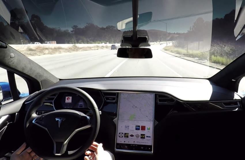 Tesla Autopilot 總監 Ashok Elluswamy 爆料，2016 年的宣傳影片是假的。