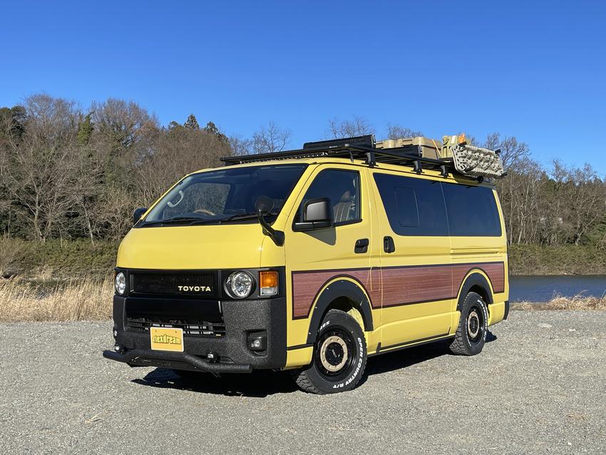 日本改裝品牌 FlexDream 推出擁有復古風格的 Hiace 露營車。