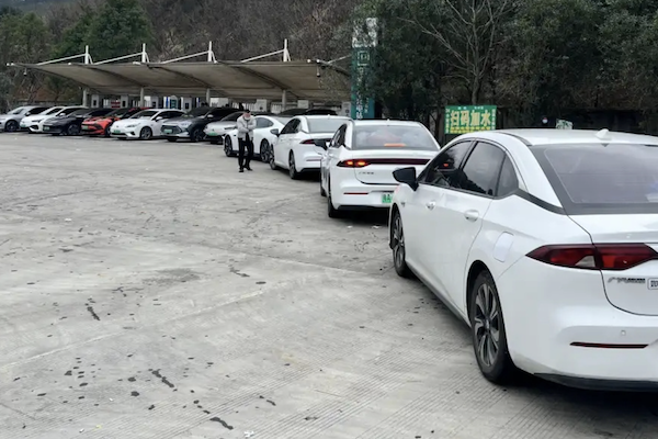 Fw: [新聞] 一張照片曝中國電動車充電景象！排隊加滿電耗費3小時