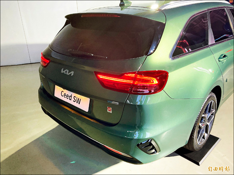 車尾有EcoHybrid銘牌，說明這是一款48V輕油電車款。（記者陳英傑攝）