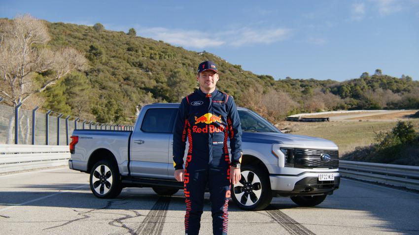 2022 年 F1 冠軍車手 Max Verstappen 與 F-150 Lightning 合照，可能是為接下來的合作預留伏筆。