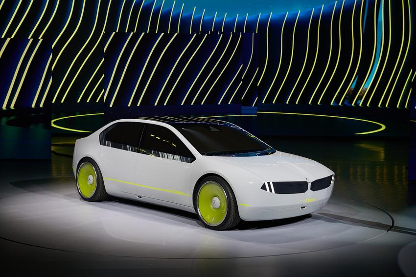 BMW 在 CES 發表 i Vision Dee 概念車，被視為新一代純電 3 系列的雛形。