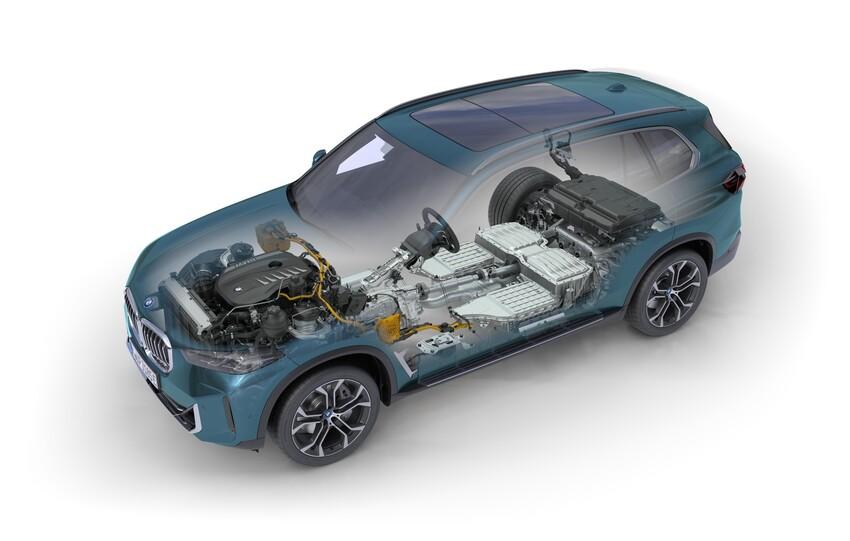 小改款 X5 新增 xDrive50e 插電式油電車型，搭載 3.0 升 PHEV 動力系統，在飽滿輸出之餘，還擁有 110 公里純電續航里程。