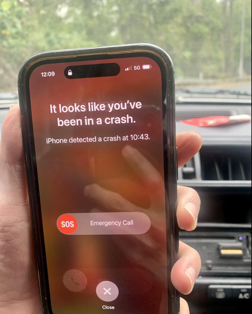 車主因為把 iPhone 14 Pro 放在車頭擋風玻璃，在過彎時被甩出去，其撞擊力道讓 iPhone 誤以為是發生車禍。