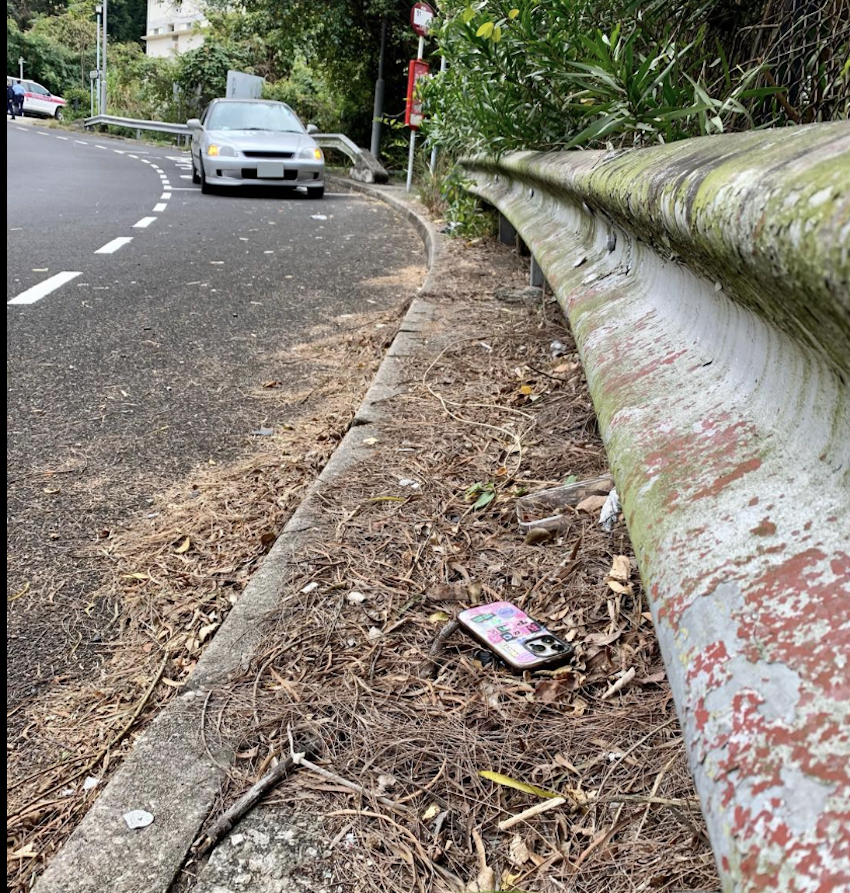 手機被甩飛出去後，自動啟動車禍偵測功能報警，並告知經緯度位置，因此引來警察救援。