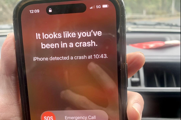 駕駛沒撞車 iPhone 卻自動報警？烏龍真相反獲車主讚賞