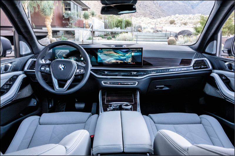 車內採用新世代科技座艙鋪陳，以橫貫式雙螢幕配置彰顯科技感。