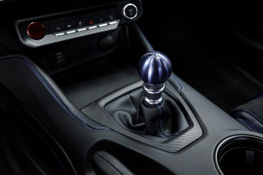 Mustang Dark Horse 採用航太材料鈦合金打造的排檔頭，在超跑身上也不見得會有。