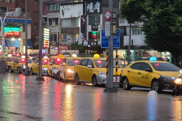Line 傳「計程車婦女保護專案」是假消息 警政署闢謠：無此專案！