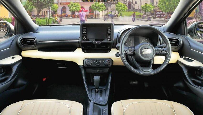 車內變動不大，透過更好的內裝用料提升質感，方向盤上也改為自家廠徽。