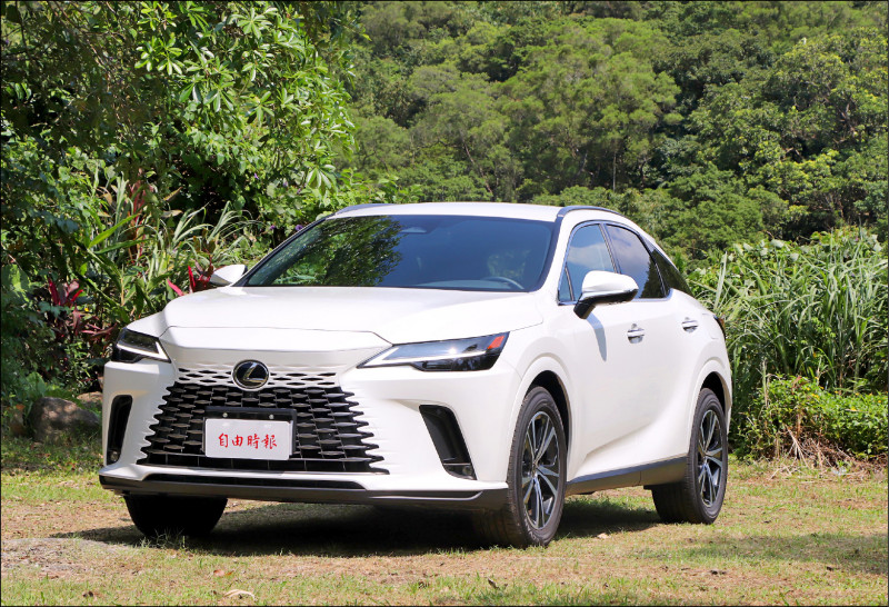 Lexus RX首度推出插電式油電的RX450h+，能兼顧純電續航與免除里程焦慮的問題。