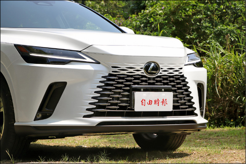 RX 450h+升級成為第五代Spindle Body紡錘式車體，營造雙色視覺感受。
