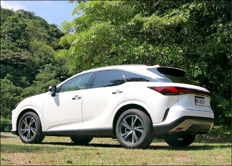 車高降低、車寬變大後的RX 450h+，流線車體更有跑旅的既視感。