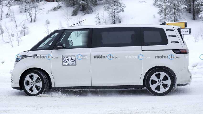 與標準車型相比，可明顯看出車身更長，以及側滑門的面積也放大許多。