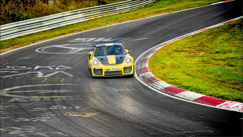 因為是在晚間創下紀錄，可以很清楚地看到Porsche 911 GT2 RS亮起的頭燈。