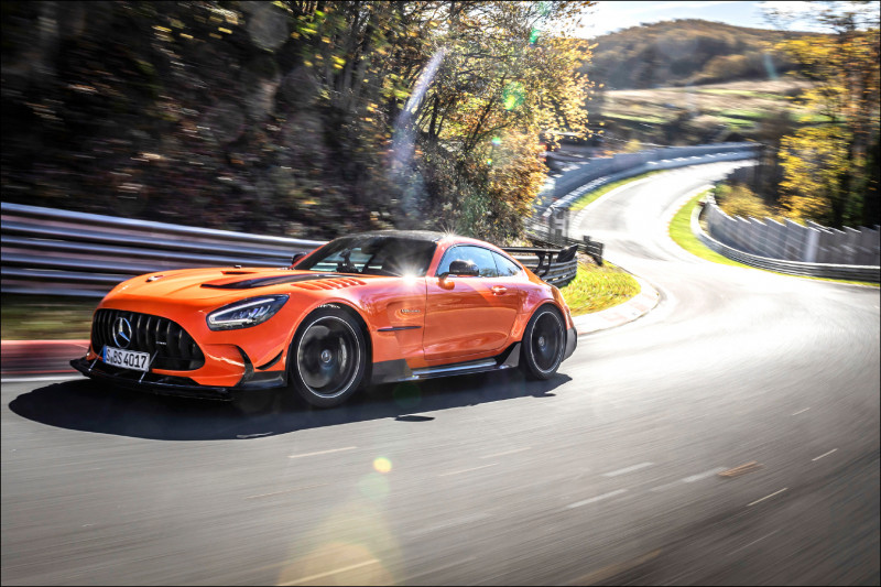 Mercedes AMG GT Black在紐柏林直線加速狀態下，時速超過300公里。