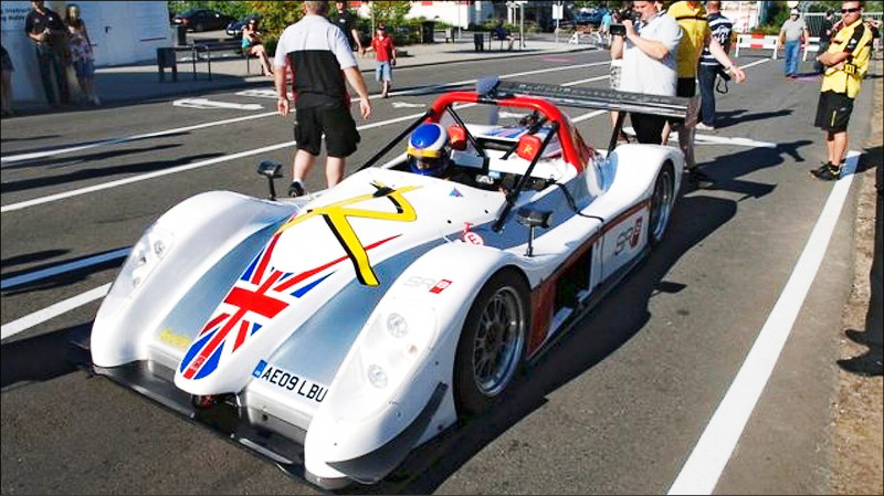 SR8LM仍然採雙座設定，是被認證可以上路的量產車。
